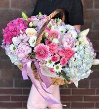 Цветочная композиция из Розы, Хризантемы, Пионы и Лизиантусы в корзине в Большое Козино
