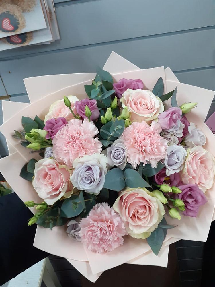 Букет цветов из: Розы, Гвоздики и Лизиантусы в Большое Козино